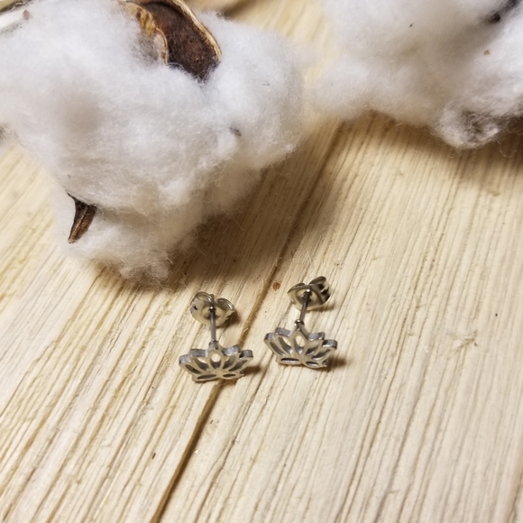 Beautiful Open Lotus Flower earrings in SILVER - Picture 8 of 9